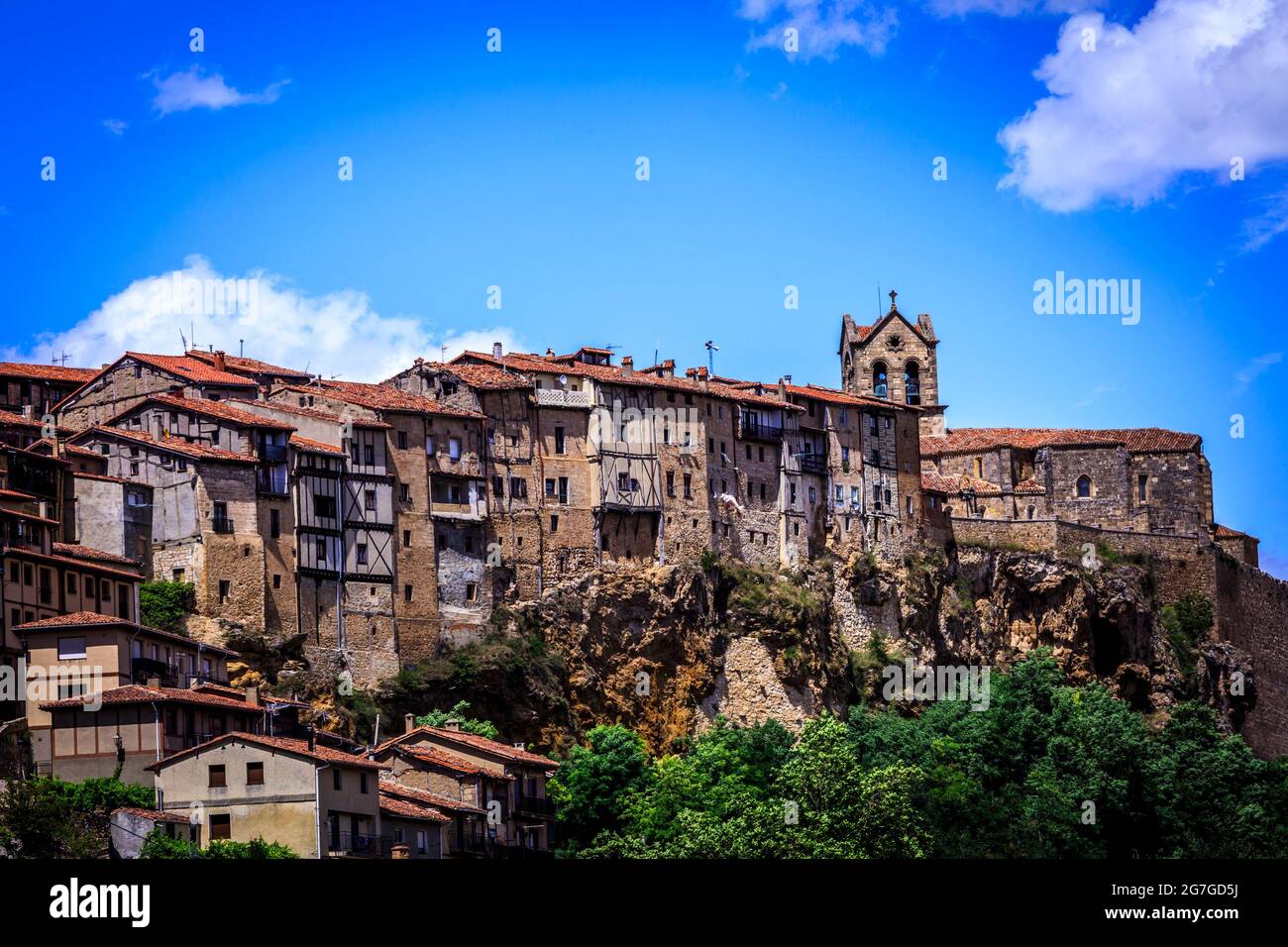 Case in pietra appese su una roccia nel villaggio di Frías. È considerata una delle città più belle della Spagna. Provincia di Burgos. Spagna Foto Stock