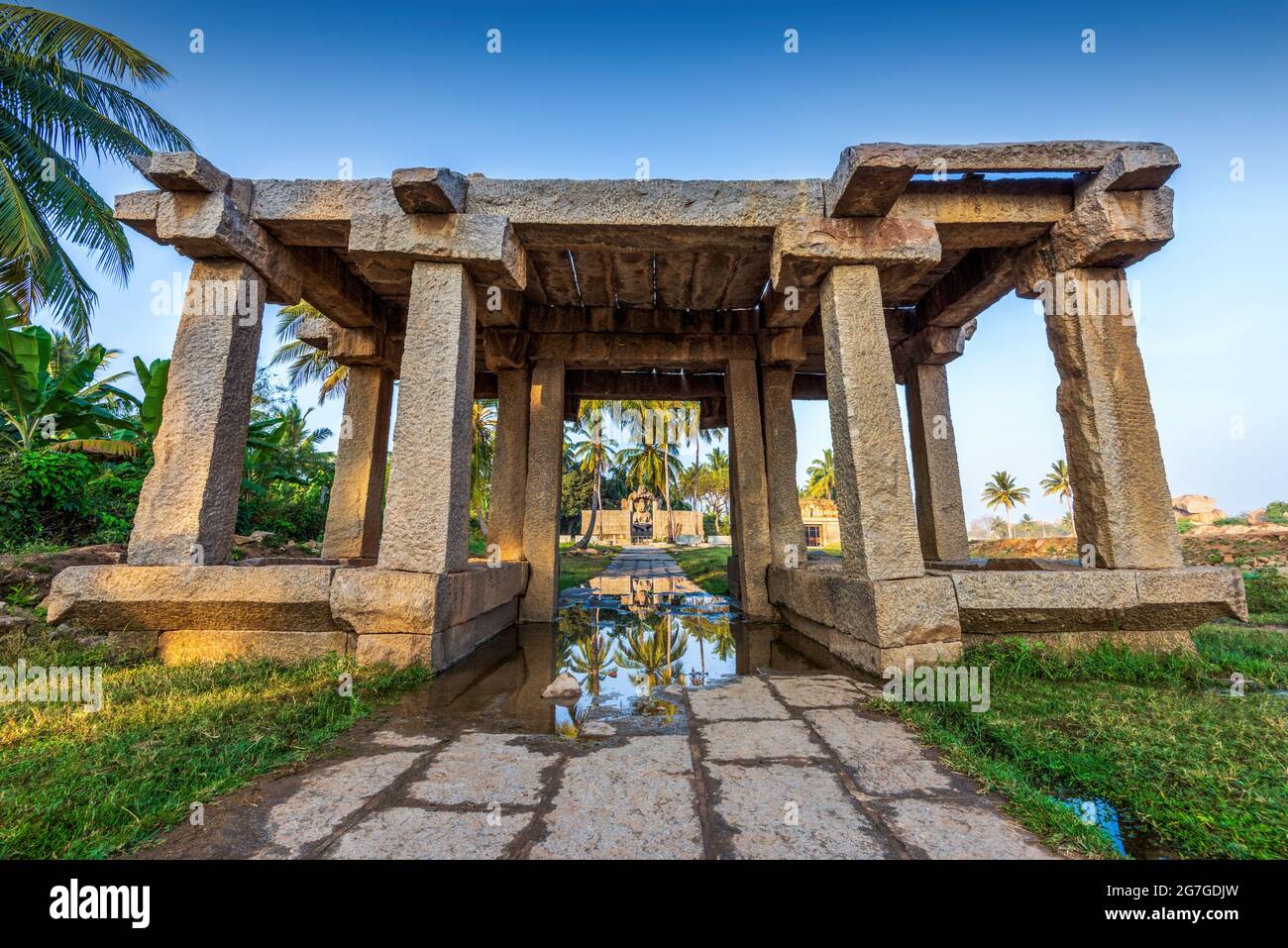 Tempio di Narasimha Lakshmi, antiche arti in pietra di hampi. Questo tempio presenta la più grande effigie di Hampi, patrimonio dell'umanità dell'UNESCO. Hampi, Karnataka, India. Foto Stock