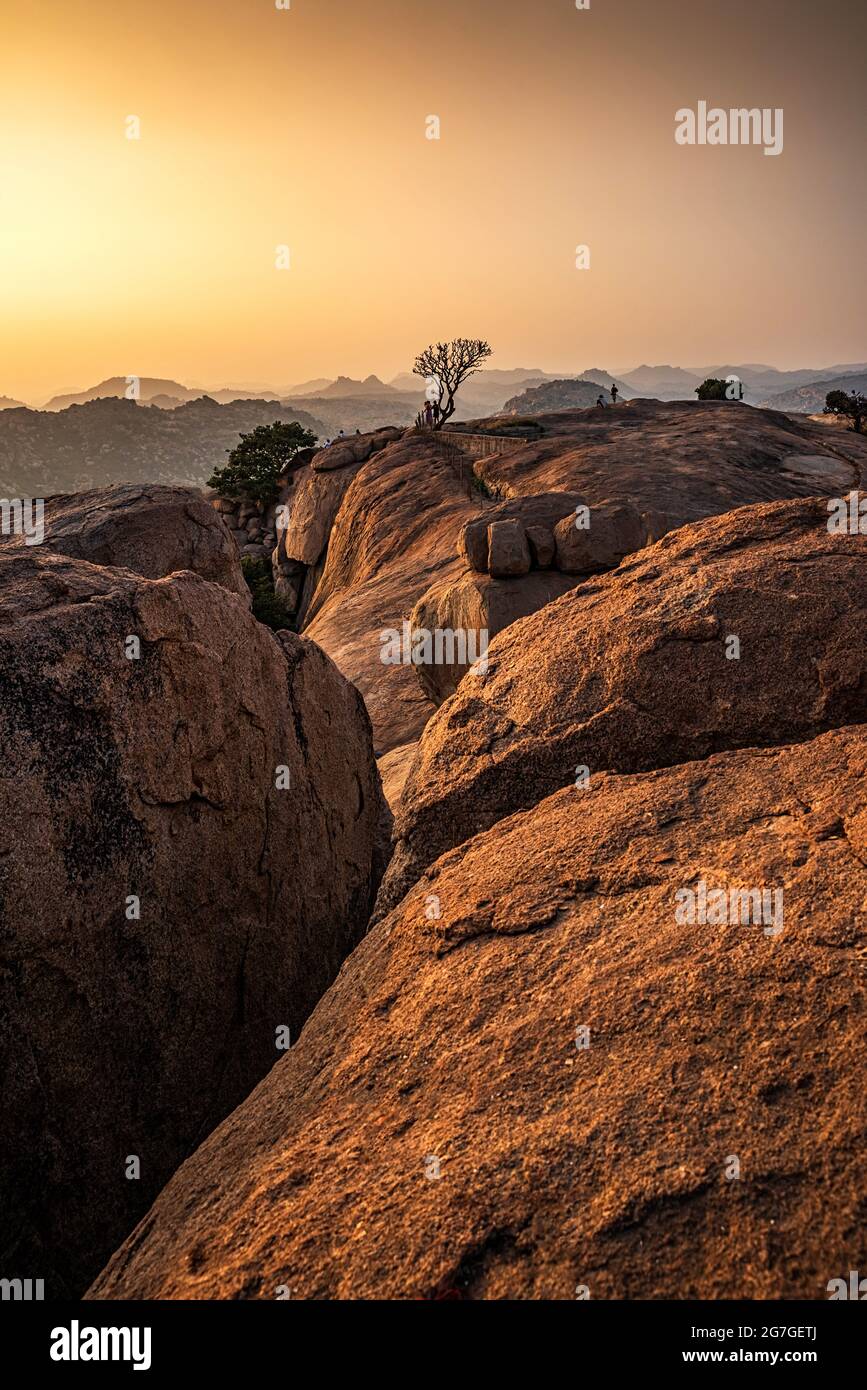 Tramonto vista di Kishkinda, Anjanadri Hill, (Tempio delle scimmie) Anjaneya Parvat, il luogo di nascita del Dio Hanuman, Hampi, Karnataka, India. Foto Stock