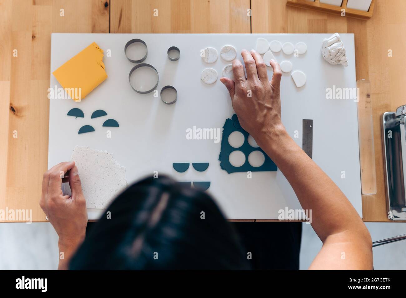 Creazione di gioielli in tavola di legno Foto Stock