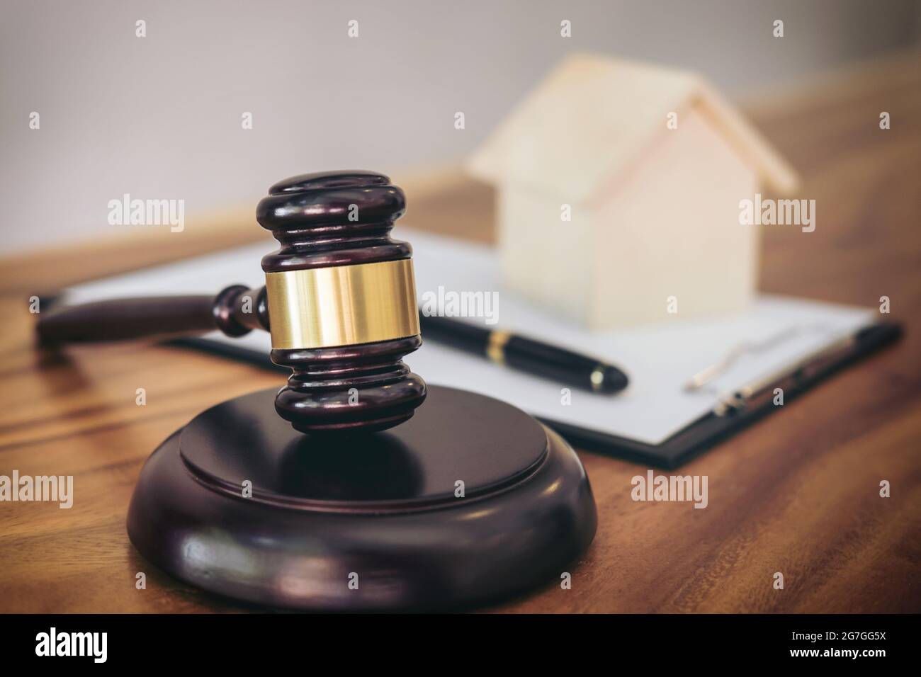 Gavel sul blocco di cassa a corte per decidere l'assicurazione domestica, il concetto di legge e di giustizia, stabilisca una causa di affari della casa. Foto Stock