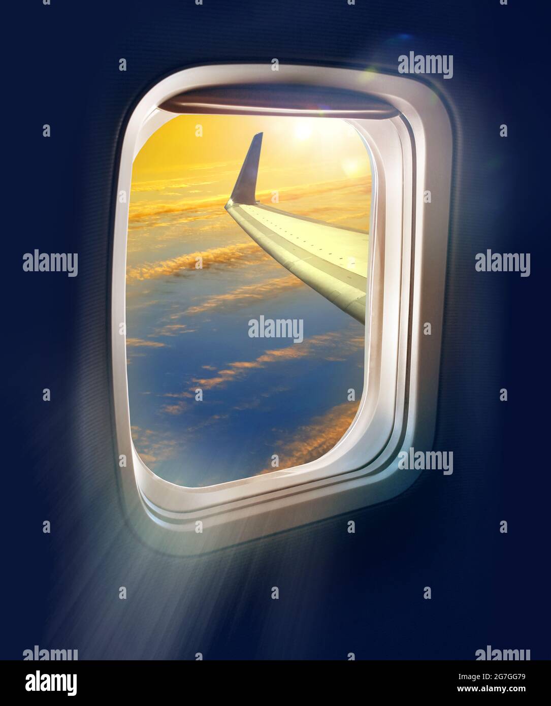 La nuova alba del viaggio in volo, una luminosa vista dell'alba da una finestra jet plane in alto sul cielo blu Foto Stock