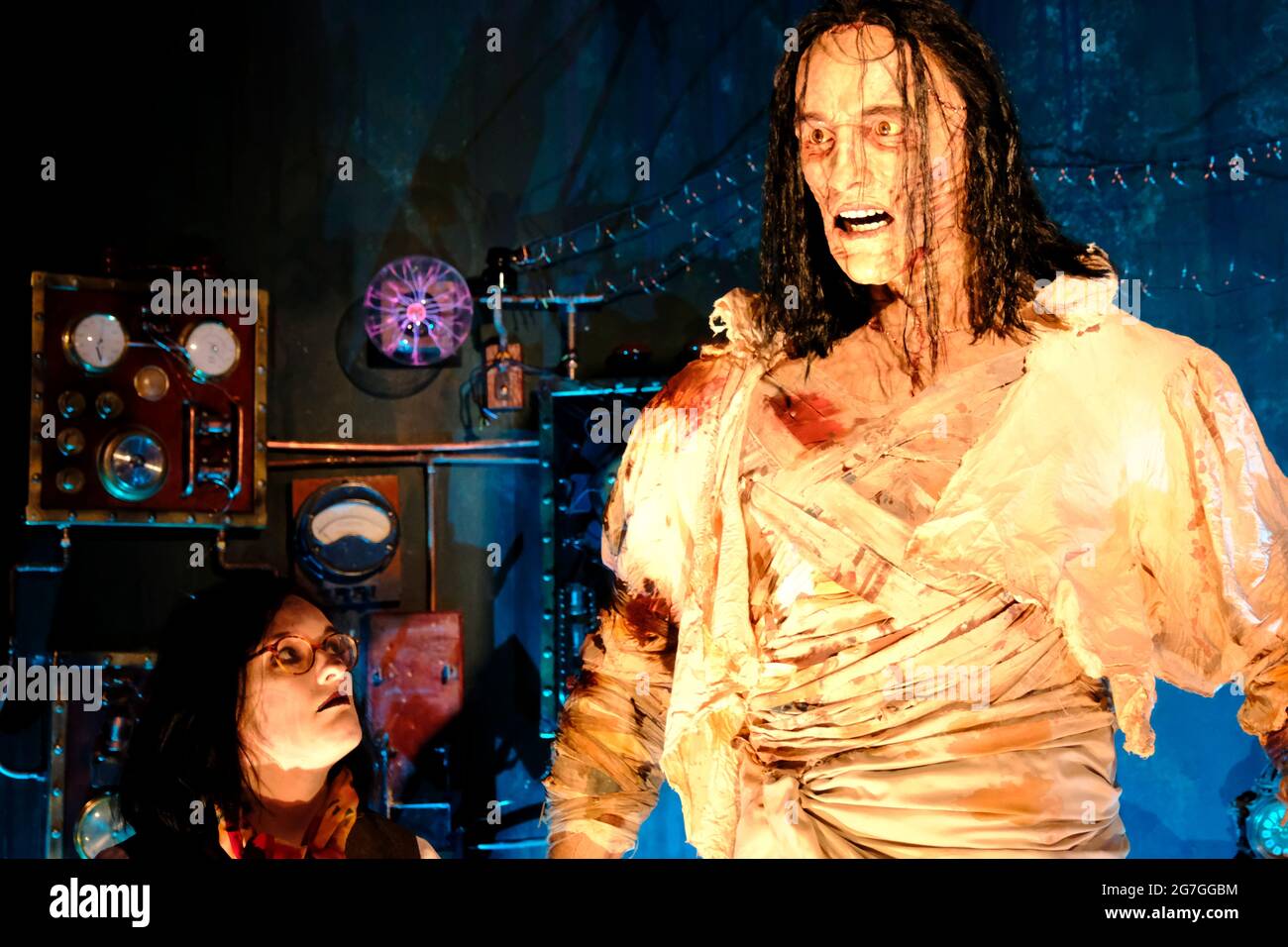 Bath, Somerset, Regno Unito. 14 luglio 2021. L'attrazione Mary Shelley's House of Frankenstein arriva a Bath. Una nuova esperienza per i visitatori, inaugurata il 19 luglio, intratterrà e spiegherà la storia della mostruosa creazione del dottor Victor Frankenstein. La Casa di Frankenstein mostra come Mary Shelley ha immaginato la creatura in un museo e in parte un'esperienza coinvolgente. La creatura come Shelley intendeva, qualcuno a cui cercare. Credit: JMF News/Alamy Live News Foto Stock