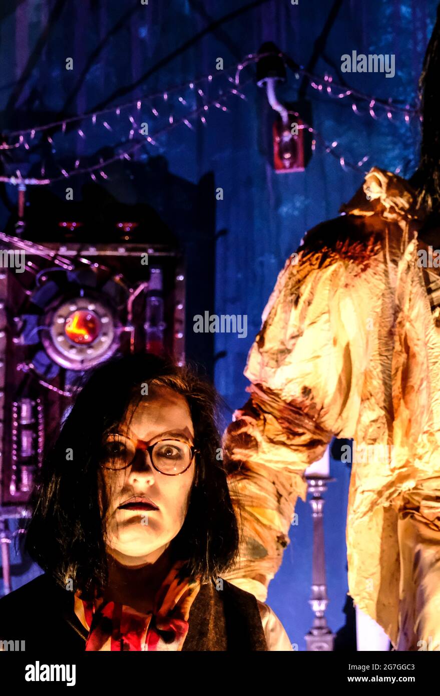 Bath, Somerset, Regno Unito. 14 luglio 2021. L'attrazione Casa di Frankenstein di Mary Shelley arriva a Bath. Una nuova esperienza per i visitatori, inaugurata il 19 luglio, intratterrà e spiegherà la storia della mostruosa creazione del dottor Victor Frankenstein. La Casa di Frankenstein mostra come Mary Shelley ha immaginato la creatura in un museo e in parte un'esperienza immersiva. Non sei mai sicuro di cosa ti stia dietro. Credit: JMF News/Alamy Live News Foto Stock