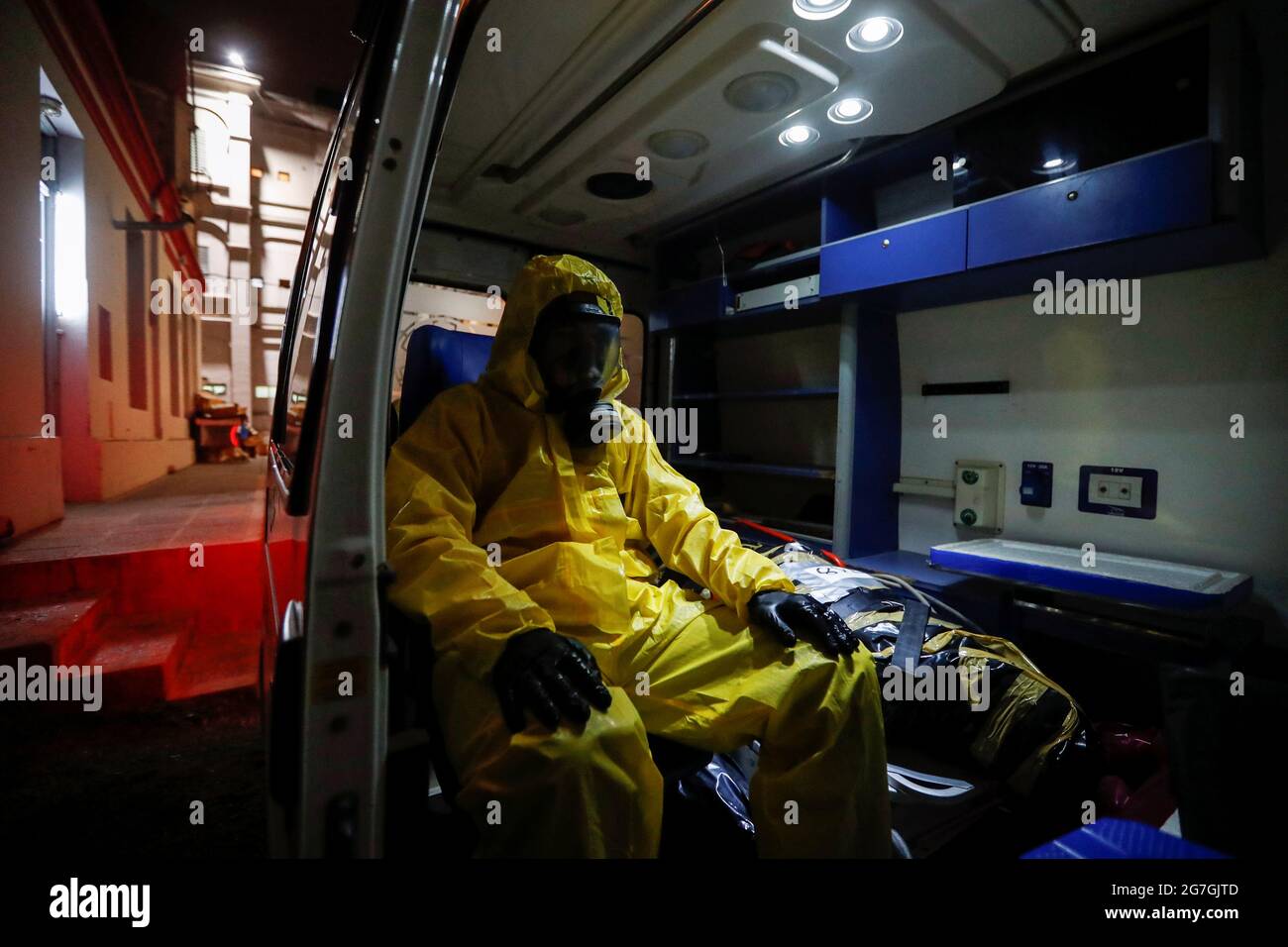 Oscar Oliva, membro del Dipartimento delle unità ad alto rischio (DUAR) è  raffigurato accanto al corpo di una persona morta a causa della malattia  del coronavirus (COVID-19), all'interno di un'ambulanza, a Cordova,