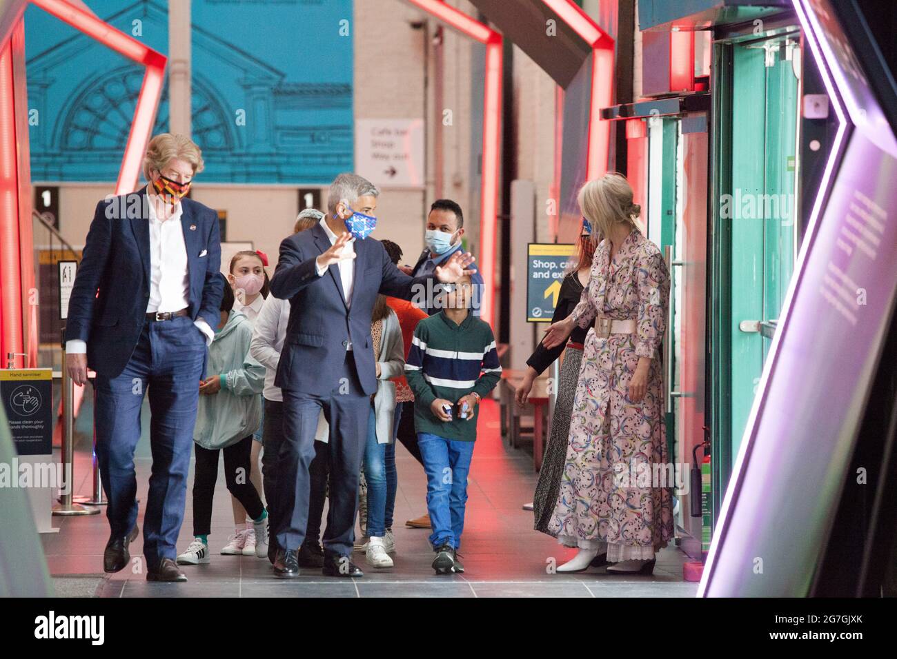 Londra, Regno Unito, 14 luglio 2021: Il sindaco di Londra Sadiq Khan ha visitato Covent Garden e il London Transport Museum questa mattina per lanciare la sua campagna LetsDoLondon. L'obiettivo è incoraggiare i turisti a visitare il centro di Londra. Poiché lui e i trasporti per Londra stanno rendendo le maschere obbligatorie sulla metropolitana di Londra, si spera che i turisti possano visitare in modo sicuro nonostante l'aumento del numero di coronavirus. Al museo ha ottenuto sedersi nella sede del conducente di un autobus, che onora il lavoro del suo padre come autista dell'autobus. Con lui Justine Simons (Vice Sindaco per la Cultura e le Industrie creative) e Sam Mullins (Direttore della Lon Foto Stock