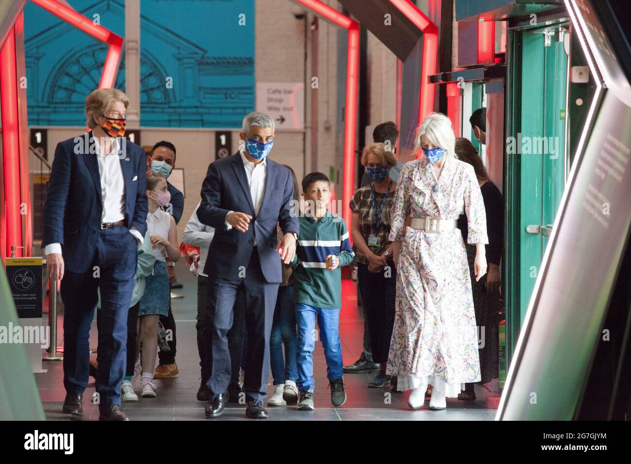 Londra, Regno Unito, 14 luglio 2021: Il sindaco di Londra Sadiq Khan ha visitato Covent Garden e il London Transport Museum questa mattina per lanciare la sua campagna LetsDoLondon. L'obiettivo è incoraggiare i turisti a visitare il centro di Londra. Poiché lui e i trasporti per Londra stanno rendendo le maschere obbligatorie sulla metropolitana di Londra, si spera che i turisti possano visitare in modo sicuro nonostante l'aumento del numero di coronavirus. Al museo ha ottenuto sedersi nella sede del conducente di un autobus, che onora il lavoro del suo padre come autista dell'autobus. Con lui Justine Simons (Vice Sindaco per la Cultura e le Industrie creative) e Sam Mullins (Direttore della Lon Foto Stock