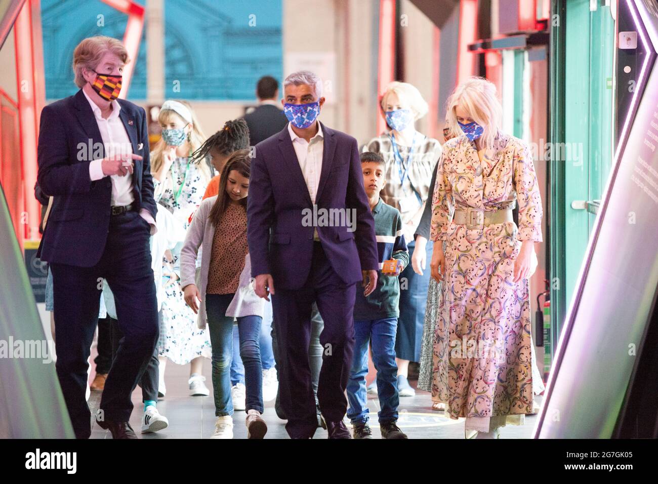 Londra, Regno Unito, 14 luglio 2021: Il sindaco di Londra Sadiq Khan ha visitato Covent Garden e il London Transport Museum questa mattina per lanciare la sua campagna LetsDoLondon. L'obiettivo è incoraggiare i turisti a visitare il centro di Londra. Poiché lui e i trasporti per Londra stanno rendendo le maschere obbligatorie sulla metropolitana di Londra, si spera che i turisti possano visitare in modo sicuro nonostante l'aumento del numero di coronavirus. Al museo ha ottenuto sedersi nella sede del conducente di un autobus, che onora il lavoro del suo padre come autista dell'autobus. Con lui Justine Simons (Vice Sindaco per la Cultura e le Industrie creative) e Sam Mullins (Direttore della Lon Foto Stock