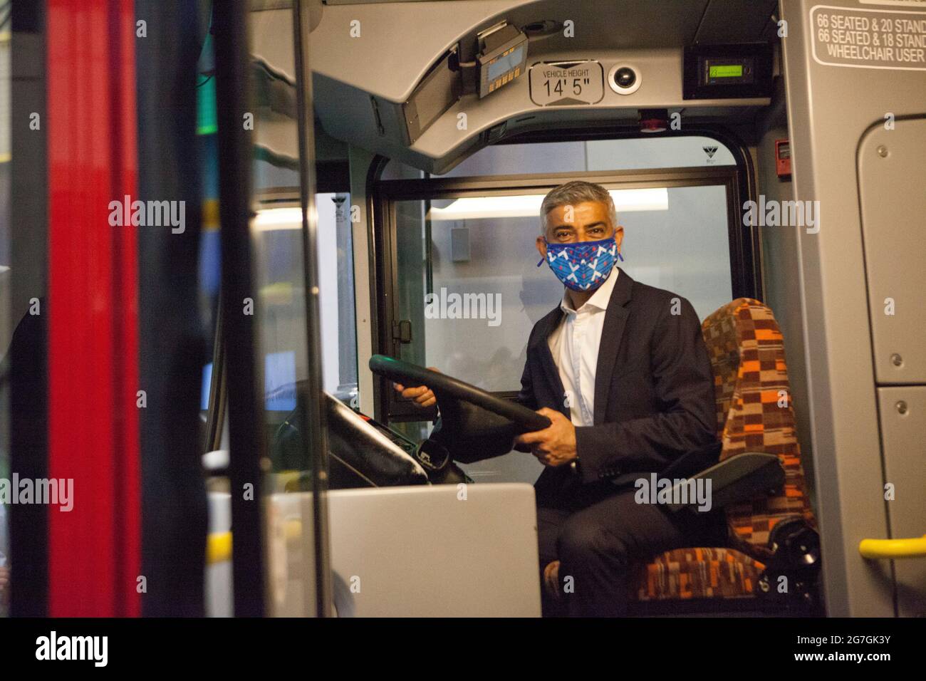 Londra, Regno Unito, 14 luglio 2021: Il sindaco di Londra Sadiq Khan ha visitato Covent Garden e il London Transport Museum questa mattina per lanciare la sua campagna LetsDoLondon. L'obiettivo è incoraggiare i turisti a visitare il centro di Londra. Poiché lui e i trasporti per Londra stanno rendendo le maschere obbligatorie sulla metropolitana di Londra, si spera che i turisti possano visitare in modo sicuro nonostante l'aumento del numero di coronavirus. Al museo ha ottenuto sedersi nella sede del conducente di un autobus, che onora il lavoro del suo padre come autista dell'autobus. Con lui Justine Simons (Vice Sindaco per la Cultura e le Industrie creative) e Sam Mullins (Direttore della Lon Foto Stock