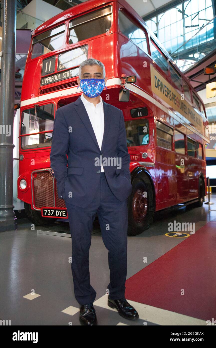 Londra, Regno Unito, 14 luglio 2021: Il sindaco di Londra Sadiq Khan ha visitato Covent Garden e il London Transport Museum questa mattina per lanciare la sua campagna LetsDoLondon. L'obiettivo è incoraggiare i turisti a visitare il centro di Londra. Poiché lui e i trasporti per Londra stanno rendendo le maschere obbligatorie sulla metropolitana di Londra, si spera che i turisti possano visitare in modo sicuro nonostante l'aumento del numero di coronavirus. Al museo ha ottenuto sedersi nella sede del conducente di un autobus, che onora il lavoro del suo padre come autista dell'autobus. Con lui Justine Simons (Vice Sindaco per la Cultura e le Industrie creative) e Sam Mullins (Direttore della Lon Foto Stock