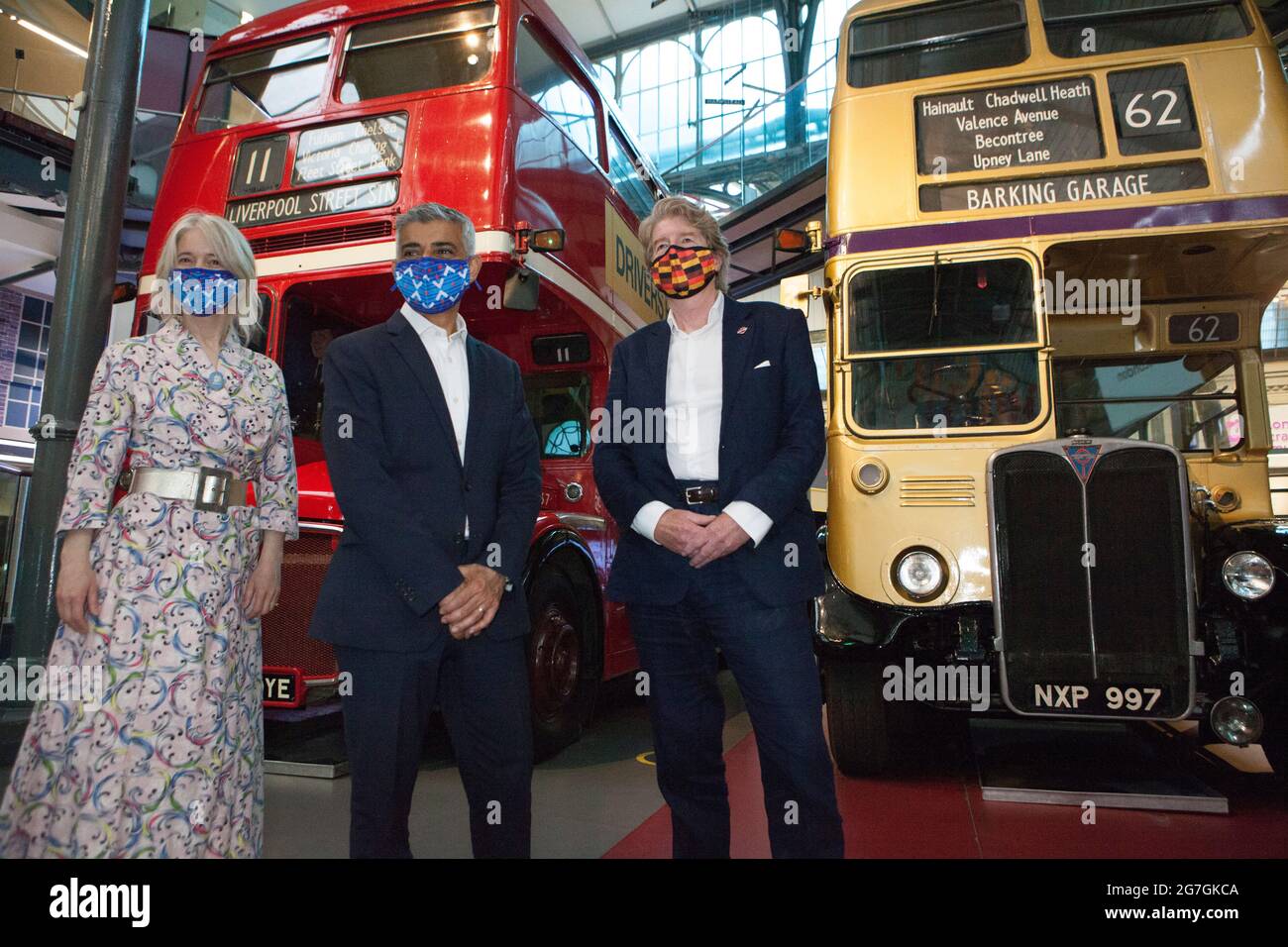 Londra, Regno Unito, 14 luglio 2021: Il sindaco di Londra Sadiq Khan ha visitato Covent Garden e il London Transport Museum questa mattina per lanciare la sua campagna LetsDoLondon. L'obiettivo è incoraggiare i turisti a visitare il centro di Londra. Poiché lui e i trasporti per Londra stanno rendendo le maschere obbligatorie sulla metropolitana di Londra, si spera che i turisti possano visitare in modo sicuro nonostante l'aumento del numero di coronavirus. Al museo ha ottenuto sedersi nella sede del conducente di un autobus, che onora il lavoro del suo padre come autista dell'autobus. Con lui Justine Simons (Vice Sindaco per la Cultura e le Industrie creative) e Sam Mullins (Direttore della Lon Foto Stock