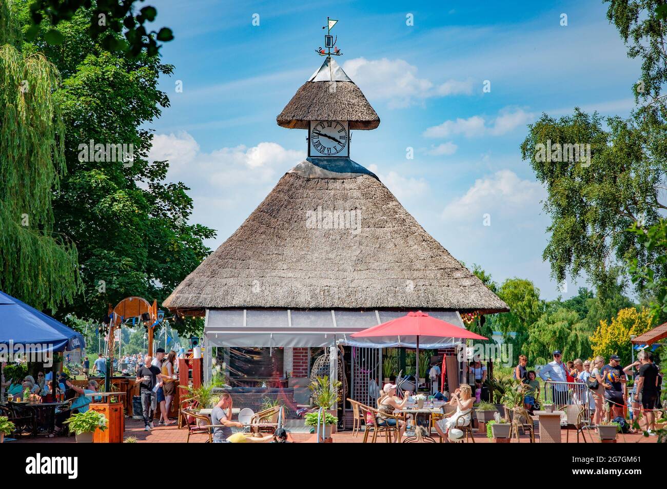 BOHMTE, GERMANIA. 27 GIUGNO 2021 Parco Naturale di Dammer. Vista lago, barche, molo, persone che riposano sulla spiaggia. Foto Stock