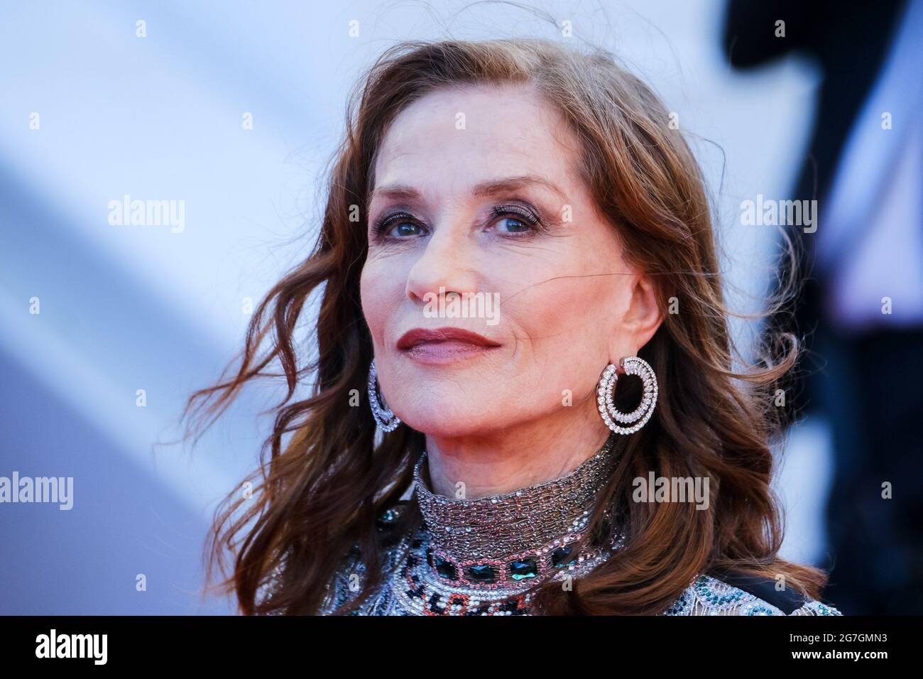 Palais des festival, Cannes, Francia. 13 luglio 2021. Isabelle Huppert è presente al tappeto rosso 'Aline'. Foto per credito: Julie Edwards/Alamy Live News Foto Stock