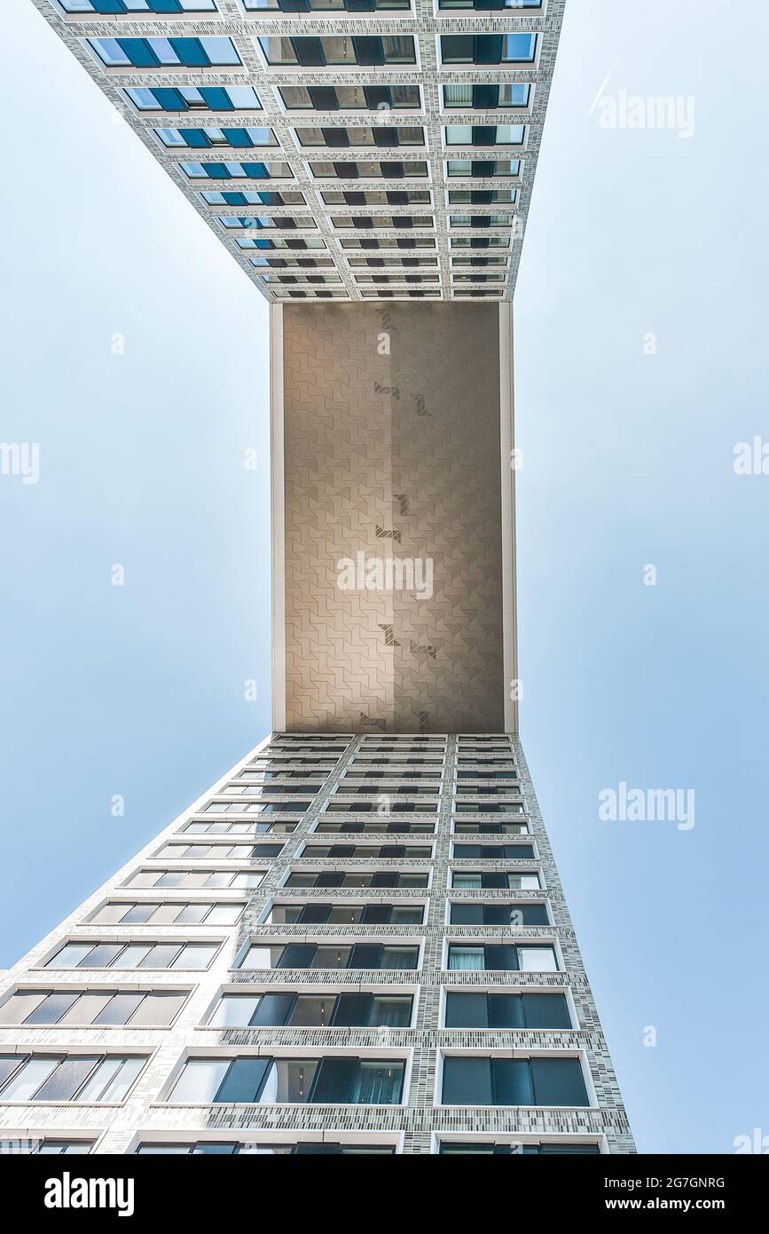 Splendida vista su un grande e lussuoso edificio residenziale Foto Stock