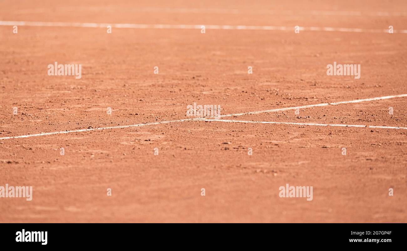 Campo da tennis in argilla rossa sfondo fuoco selettivo su linee bianche nessuna gente Foto Stock
