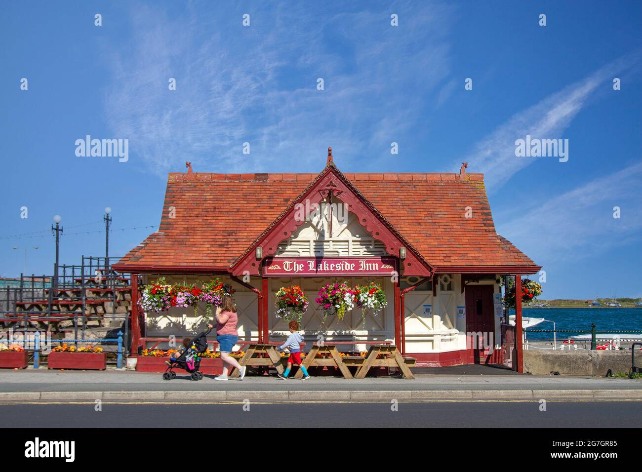 Bar estivo sulla spiaggia a Southport, Merseyside. Meteo UK 2021 luglio. Cielo estivo e venti leggeri nella località balneare, mentre la gente gode del sole della mattina presto sul lungomare. Lakeside Inn: Il pub più piccolo della Gran Bretagna, (presumibilmente), sul lungomare. REGNO UNITO Foto Stock