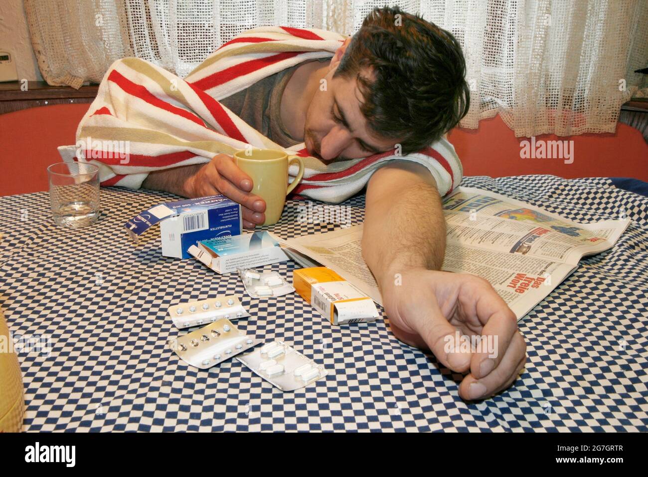 Uomo malato che prende pillole , Austria Foto Stock