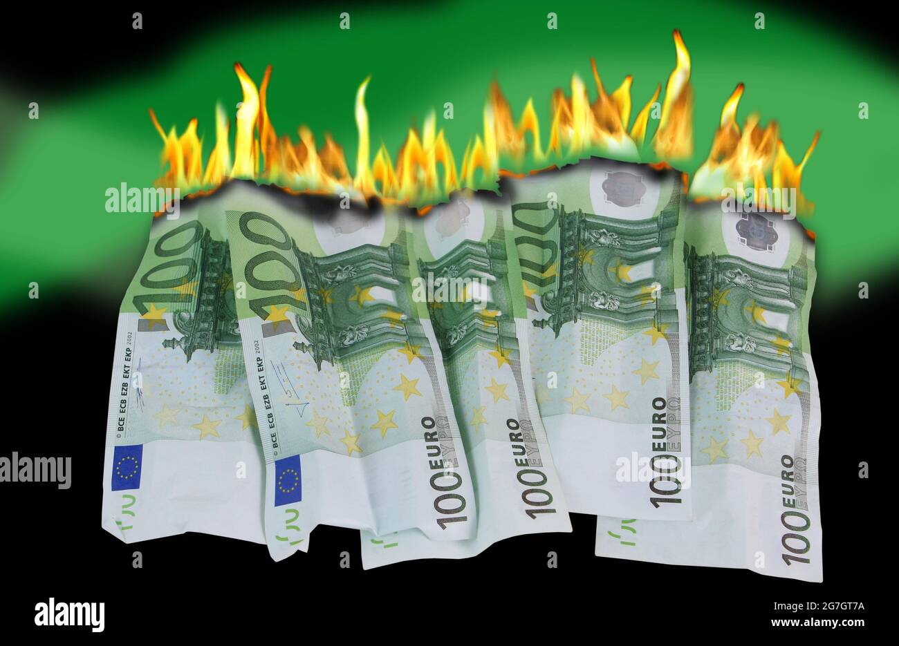 bruciare 100 euro bollette, bruciare denaro Foto Stock