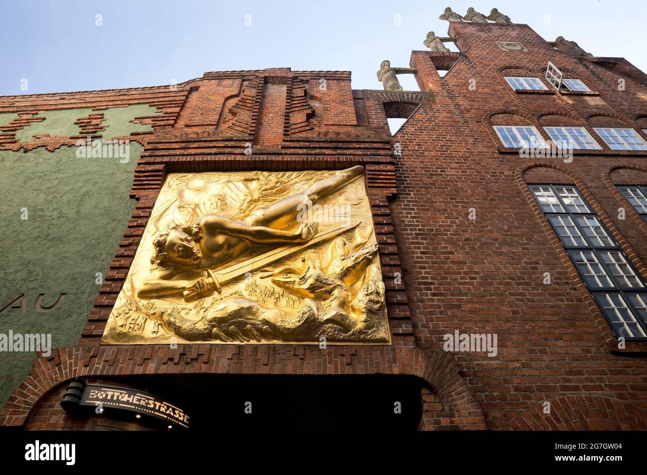 Rilievo dorato sulla Casa Paula Becker Modersohn a Boettcherstrasse, Bringer of Light, Germania, Brema Foto Stock