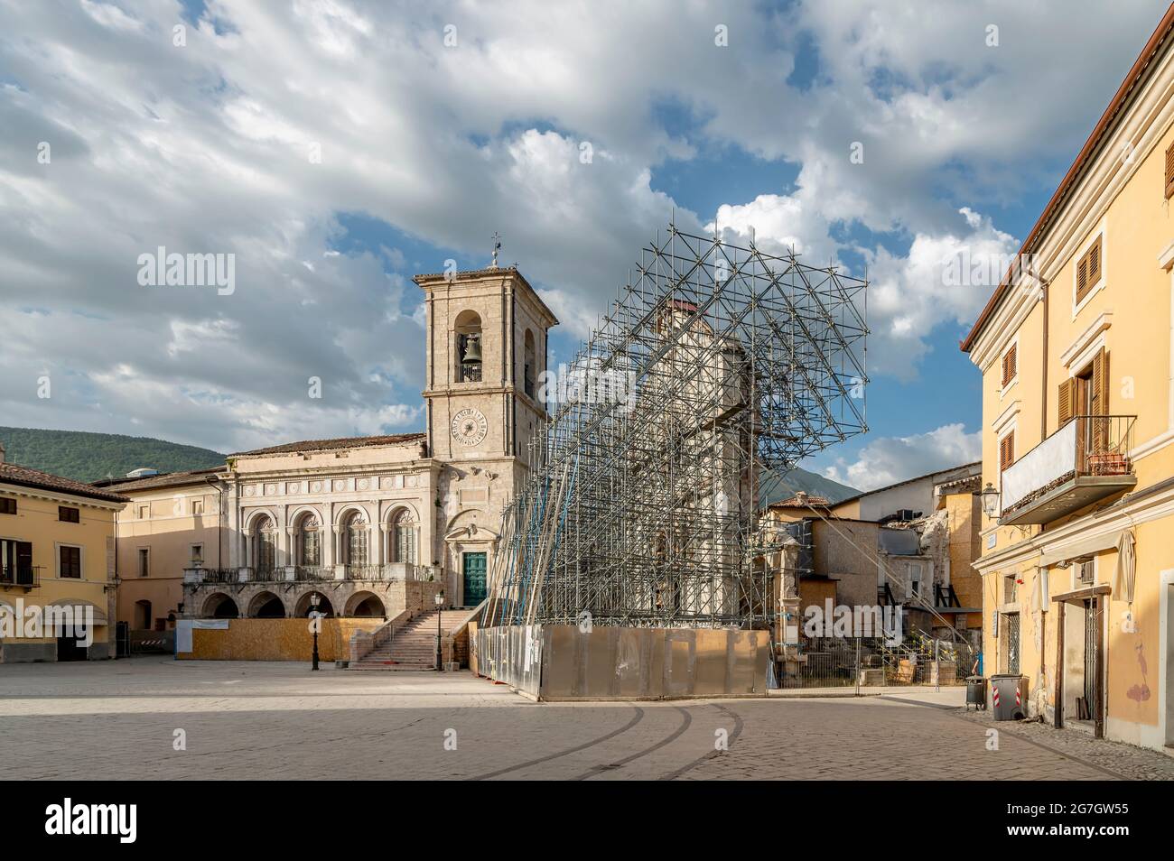 Bella vista su Piazza San Benedetto a Norcia, con i danni causati dal terremoto del 2016 Foto Stock