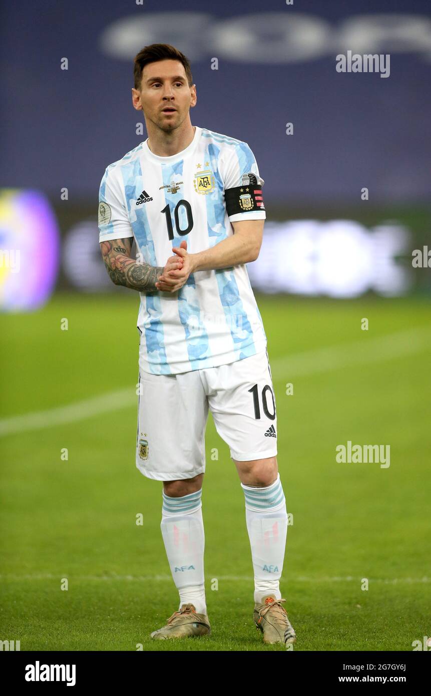 RIO DE JANEIRO, BRASILE - LUGLIO 10: Lionel messi dell'Argentina guarda sopra, durante la partita finale tra Brasile e Argentina allo stadio Maracana il 10 luglio 2021 a Rio de Janeiro, Brasile. (Supporto MB) Foto Stock