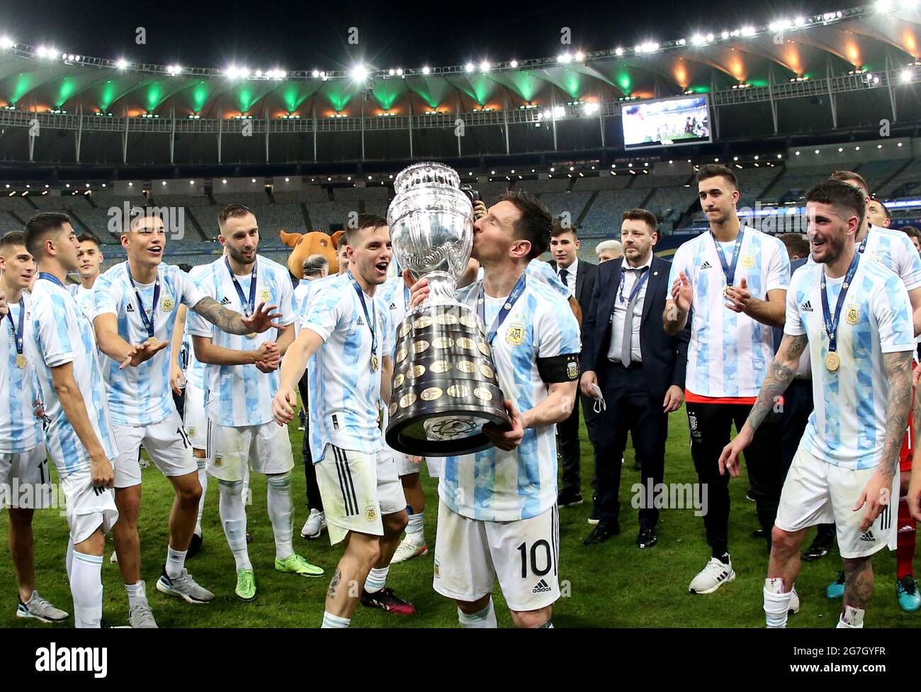 RIO DE JANEIRO, BRASILE - LUGLIO 10: Lionel messi di Argentina sollevamento e bacio il Conmebol Copa America Trofeo dopo aver vinto la finale di Copa America Brasile 2021, durante la finale Match tra Brasile e Argentina al Maracana Stadium il 10 luglio 2021 a Rio de Janeiro, Brasile. (Supporto MB) Foto Stock
