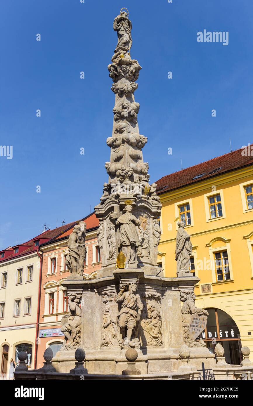 Colonna della peste sulla piazza centrale del mercato di Kutna Hora, Repubblica Ceca Foto Stock