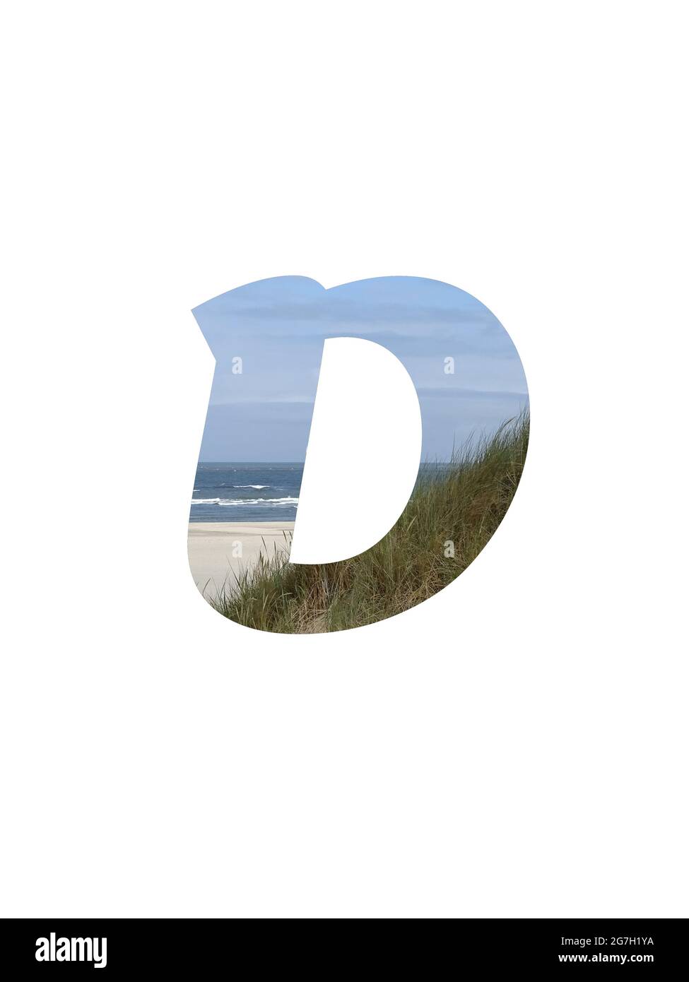 Lettera D dell'alfabeto fatto con un paesaggio con spiaggia, mare, cielo blu e dune, isolato su uno sfondo bianco Foto Stock