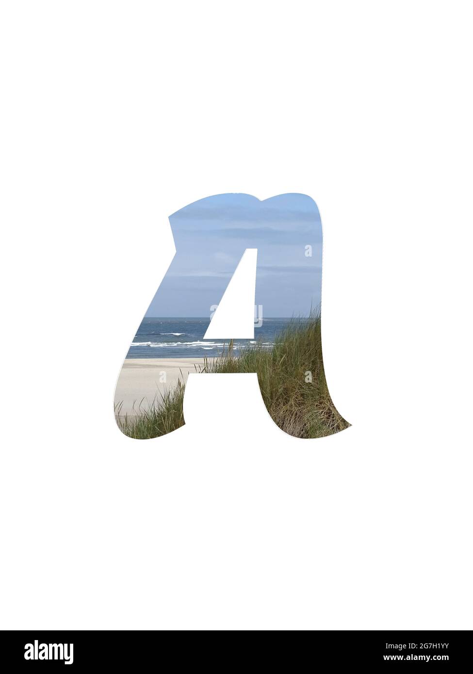 Lettera A dell'alfabeto fatto con un paesaggio con spiaggia, mare, cielo blu e dune, isolato su uno sfondo bianco Foto Stock