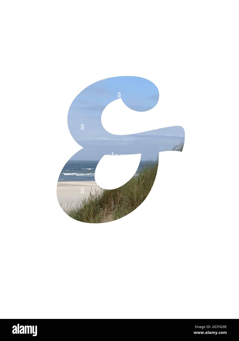 E segno dell'alfabeto fatto con un paesaggio con spiaggia, mare, cielo blu e dune, isolato su uno sfondo bianco Foto Stock