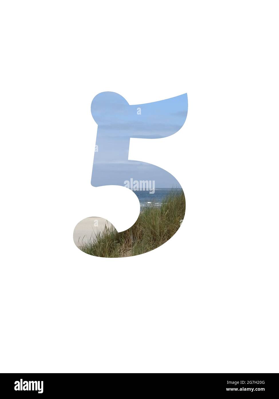 Numero 5 dell'alfabeto fatto con un paesaggio con spiaggia, mare, cielo blu e dune, isolato su uno sfondo bianco Foto Stock