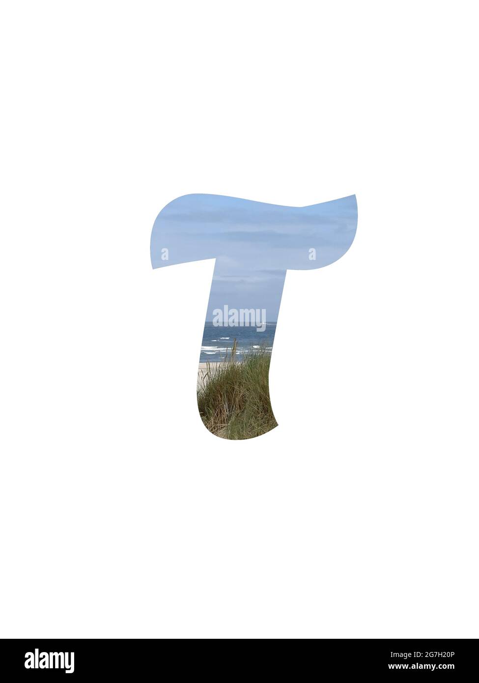 Lettera T dell'alfabeto fatto con un paesaggio con spiaggia, mare, cielo blu e dune, isolato su uno sfondo bianco Foto Stock