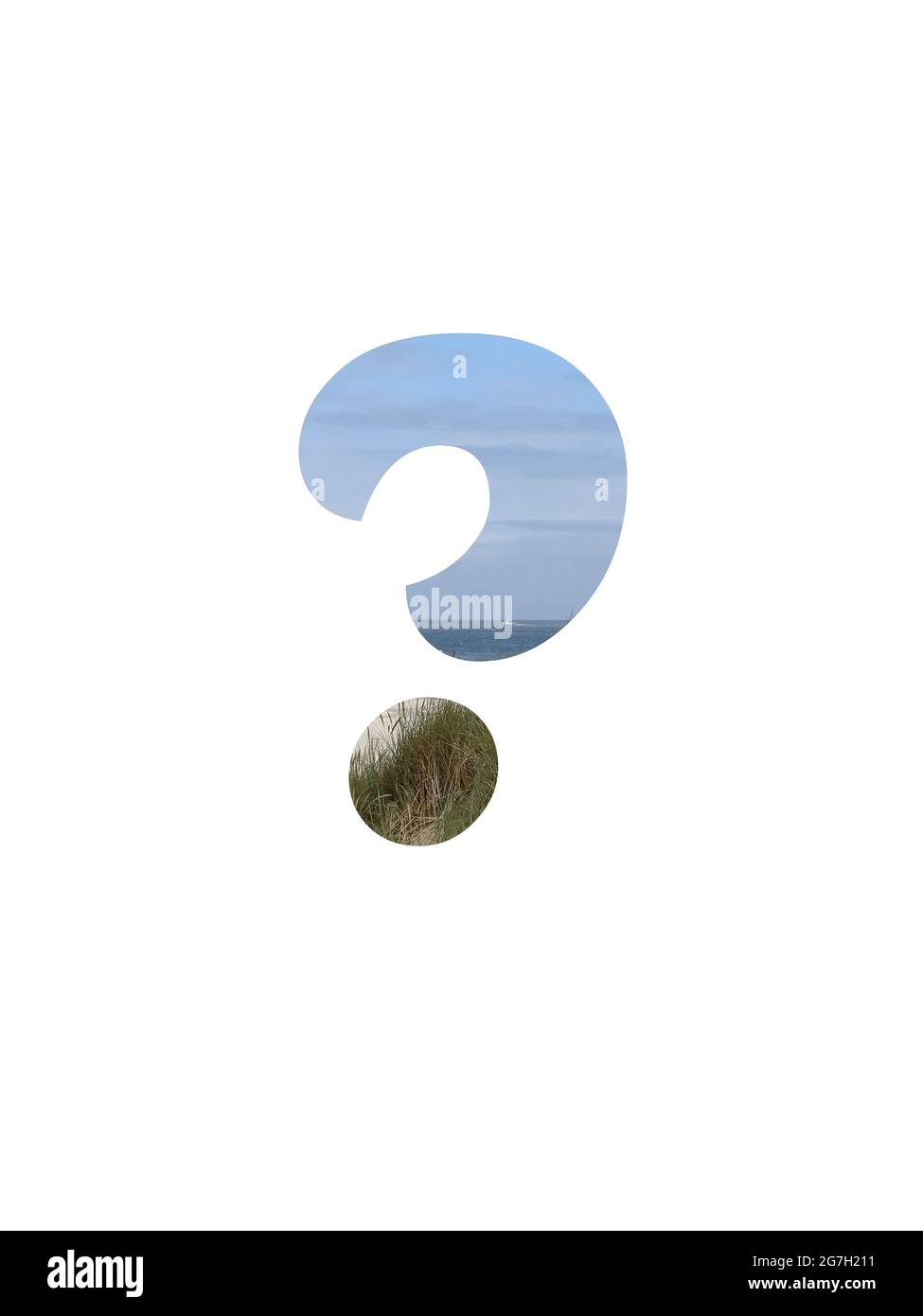 Punto interrogativo dell'alfabeto fatto con un paesaggio con spiaggia, mare, cielo blu e dune, isolato su uno sfondo bianco Foto Stock