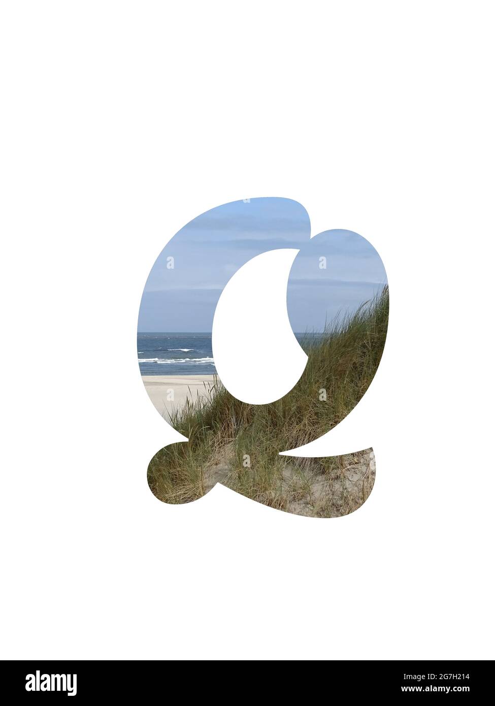 Lettera Q dell'alfabeto fatto con un paesaggio con spiaggia, mare, cielo blu e dune, isolato su uno sfondo bianco Foto Stock