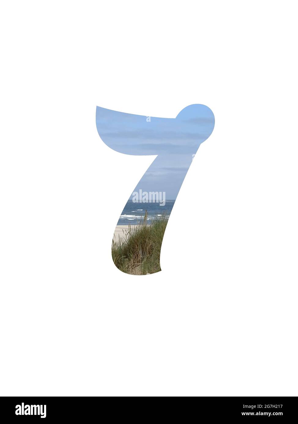 Numero 7 dell'alfabeto fatto con un paesaggio con spiaggia, mare, cielo blu e dune, isolato su uno sfondo bianco Foto Stock