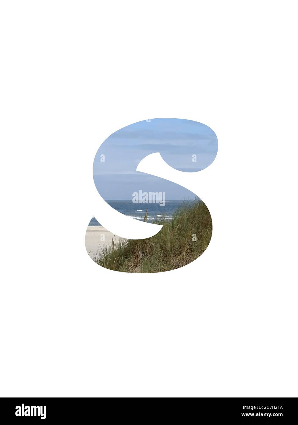 Lettera S dell'alfabeto fatto con un paesaggio con spiaggia, mare, cielo blu e dune, isolato su uno sfondo bianco Foto Stock