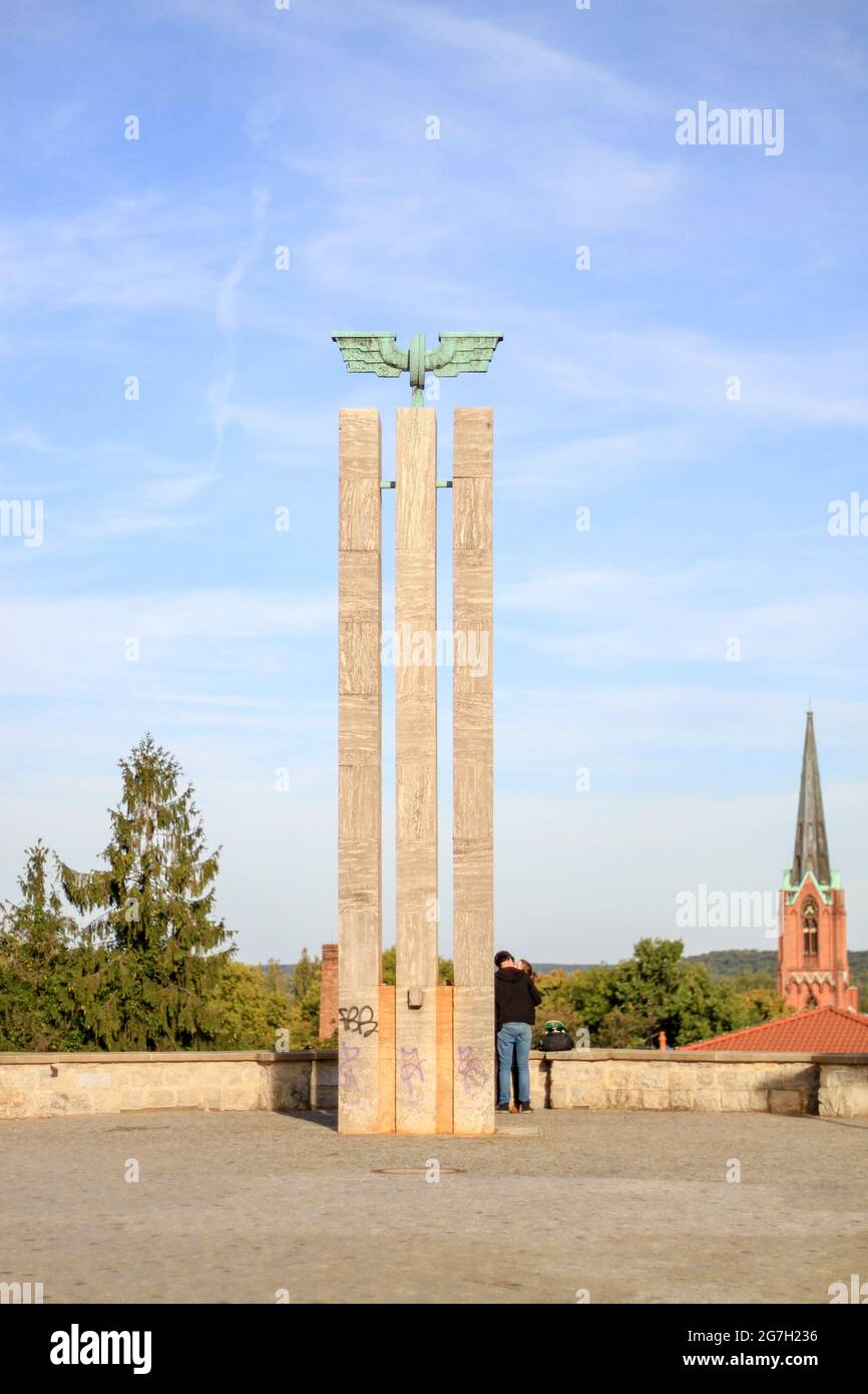 Immagine verticale di un monumento, come parte del Museum Junge Kunst a Francoforte, Germania Foto Stock