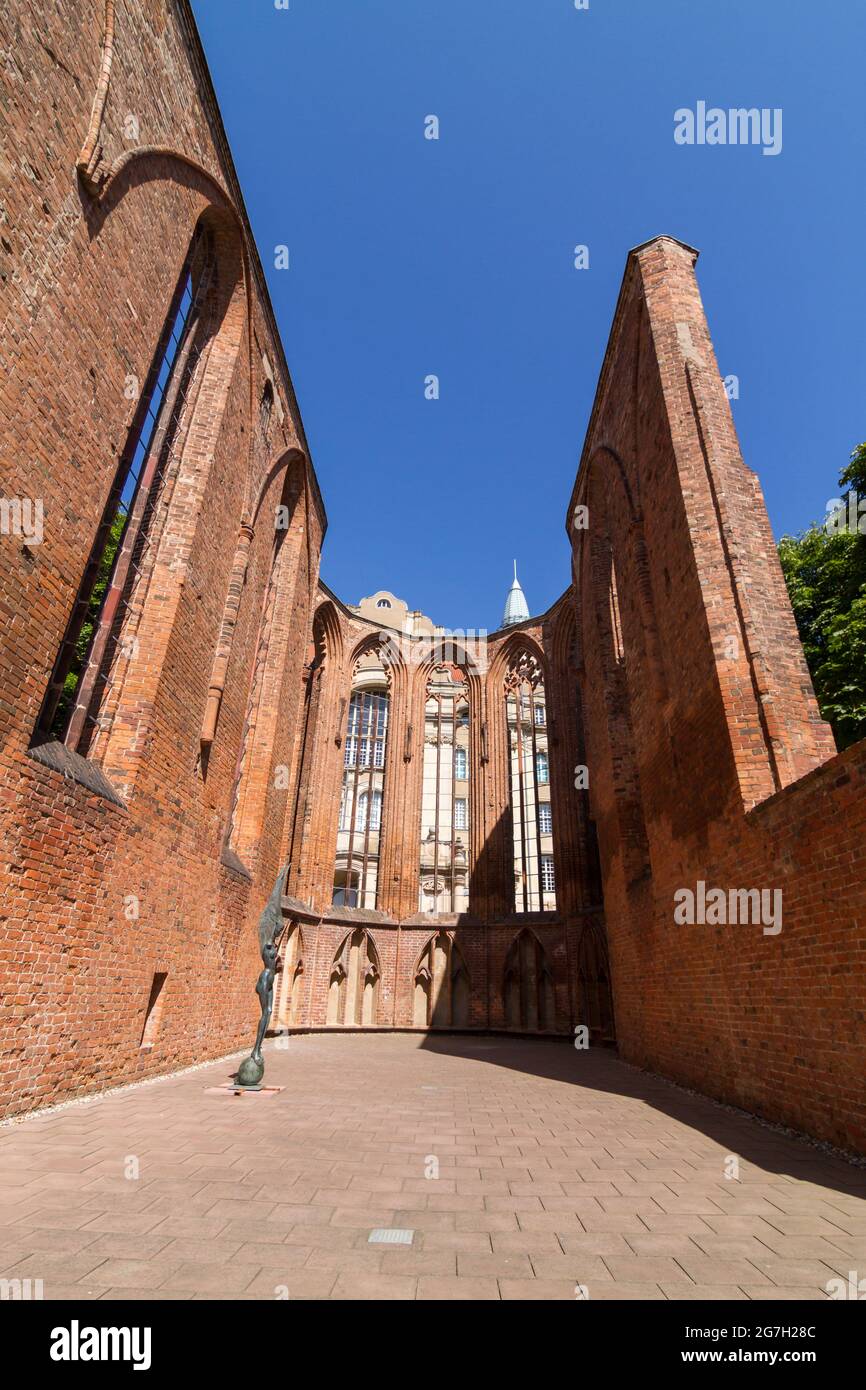 Foto verticale del museo d'arte Franziskaner-Klosterkirche di Berlino, Germania Foto Stock