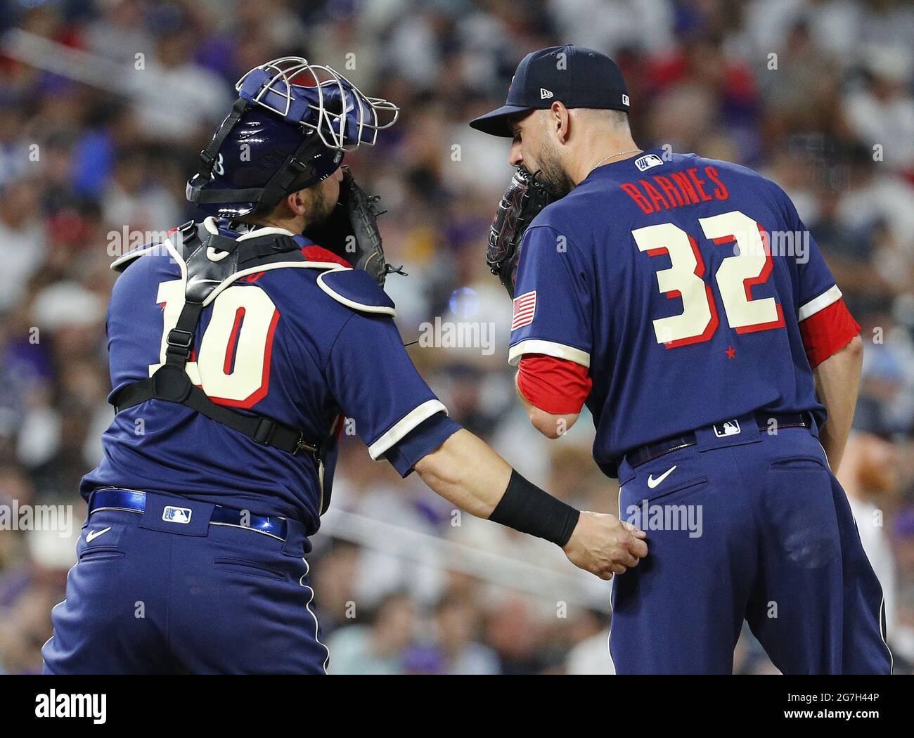 Denver, Stati Uniti. 14 luglio 2021. Il lanciatore Matt Barnes (R) di Boston Red Sox parla con Mike Zunino, il catcher di Tampa Bay Rays, nel settimo assottigliamento del MLB All-Star Game 2021 al Coors Field di Denver, Colorado, martedì 13 luglio 2021. Foto di Bob strong/UPI. Credit: UPI/Alamy Live News Foto Stock