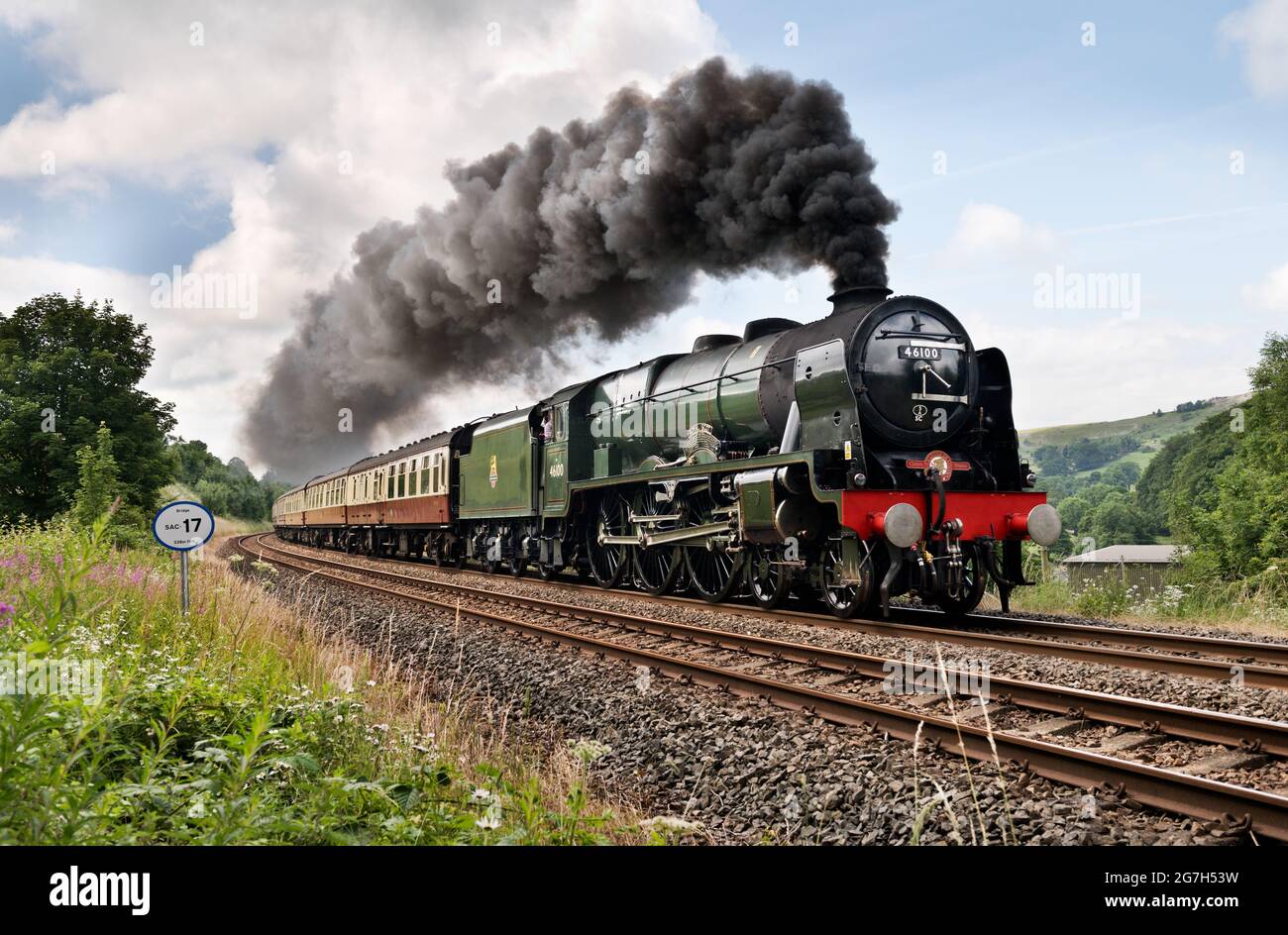 Settle, North Yorkshire, 14/07/2021, la locomotiva a vapore "Royal Scot" sale la ripida pendenza sulla linea ferroviaria Settle-Carlisle con "The Fellsman", una corsa speciale di andata e ritorno di 300 miglia con treni Saphos, viaggiando da Crewe a Carlisle. Visto qui a Langcliffe, vicino a Settle. Credit: John Bentley/Alamy Live News Foto Stock