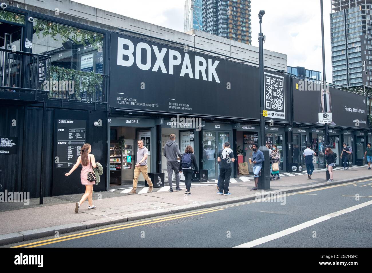 Londra- Luglio, 2021: Boxpark a Shoreditch- contenitore di spedizione, centro commerciale pop-up per negozi indipendenti e globali, negozi di moda e stile di vita e punti vendita di cibo. Foto Stock