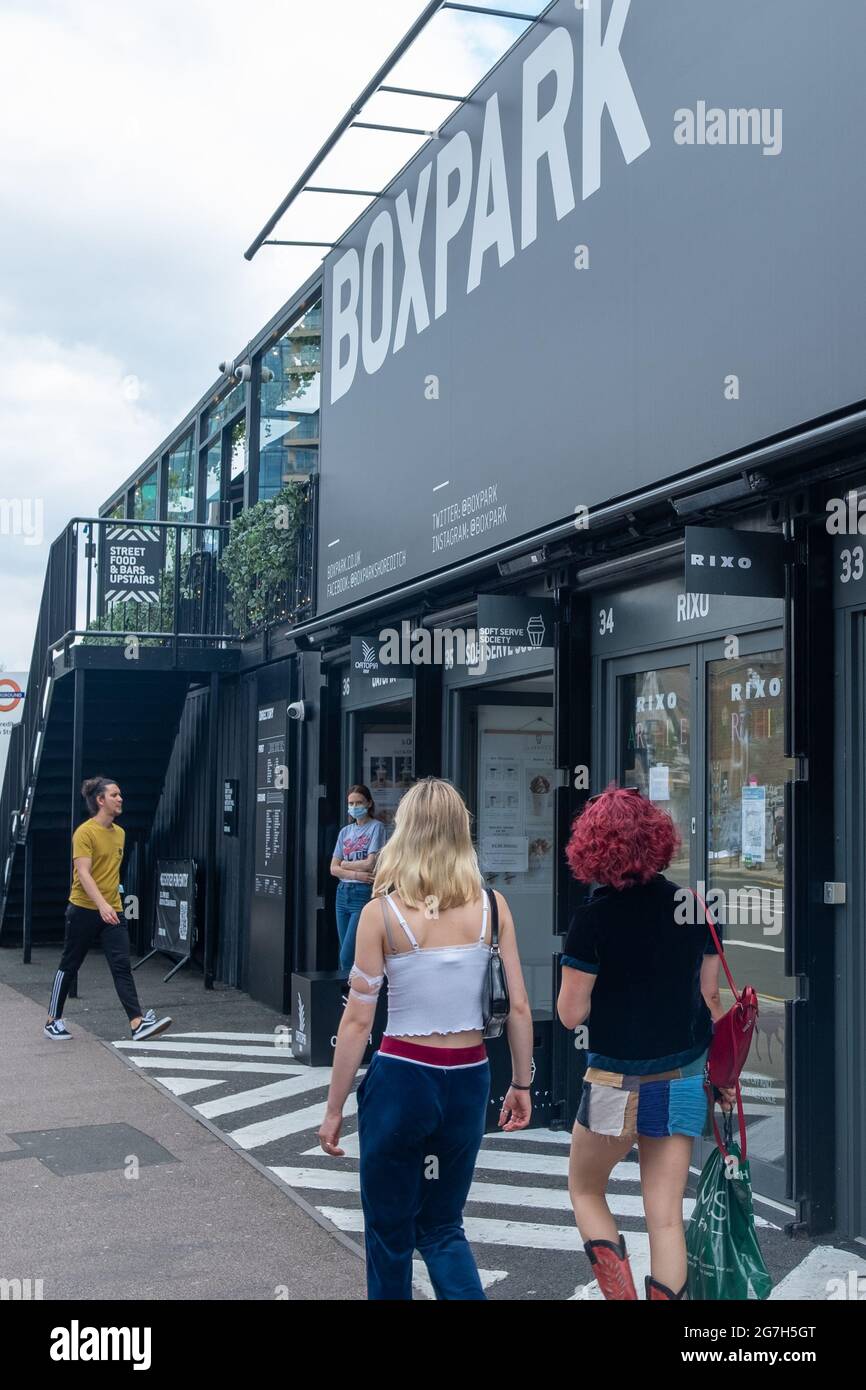 Londra- Luglio, 2021: Boxpark a Shoreditch- contenitore di spedizione, centro commerciale pop-up per negozi indipendenti e globali, negozi di moda e stile di vita e punti vendita di cibo. Foto Stock