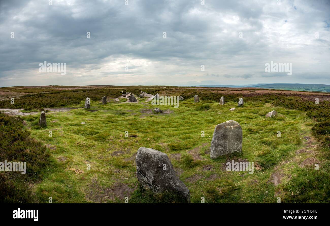 Il cerchio di pietre dell'età del bronzo dei dodici Apostoli sulla Moro Rombalds vicino a Ilkley, West Yorkshire, Regno Unito Foto Stock