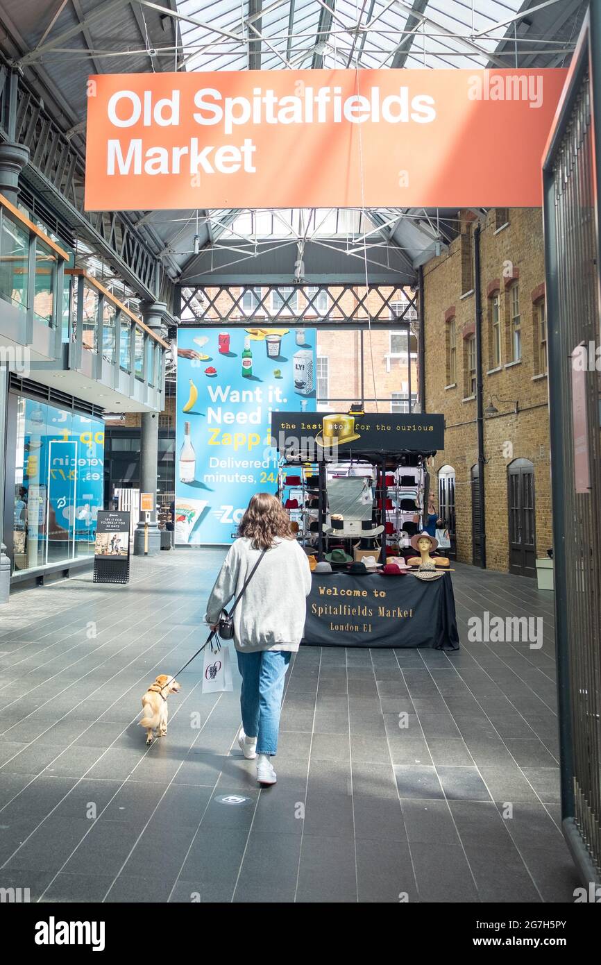 Londra - Luglio 2021: Mercato di Spitalfields a Shoreditch, Spitalfields, Città di Londra. Un mercato popolare con cibo, bar, arte e artigianato Foto Stock