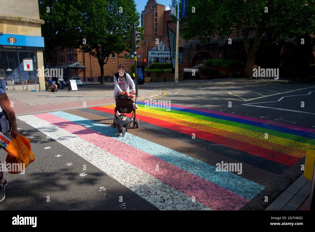 Attraversamento pedonale dell'arcobaleno, in riconoscimento di Pride, Bristol Foto Stock