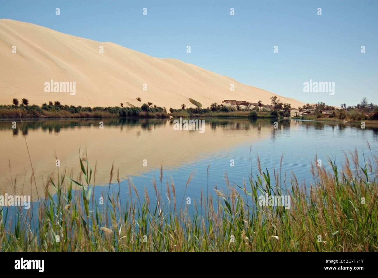 Vista attraverso la storica oasi di Gaberoun nel mezzo del Mar di sabbia di Ubari nel deserto del Sahara, Libia. Foto Stock