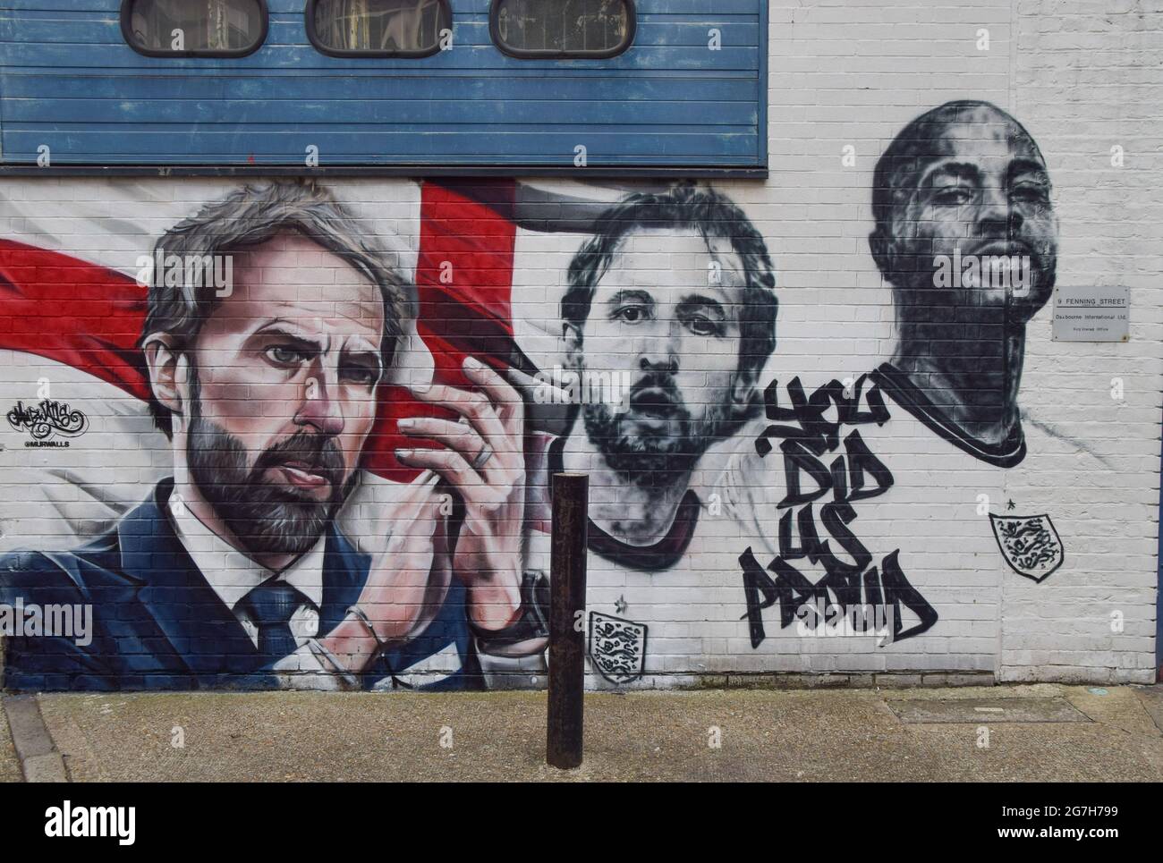 Londra, Regno Unito. 14 luglio 2021. Un nuovo murale di MurWalls è stato svelato a Acegar Yard, accanto al London Bridge, del direttore di calcio inglese Gareth Southgate e dei giocatori Harry Kane e Raheem Sterling, dopo il successo della squadra di portarlo alla finale di Euro 2020. (Credit: Vuk Valcic / Alamy Live News) Foto Stock