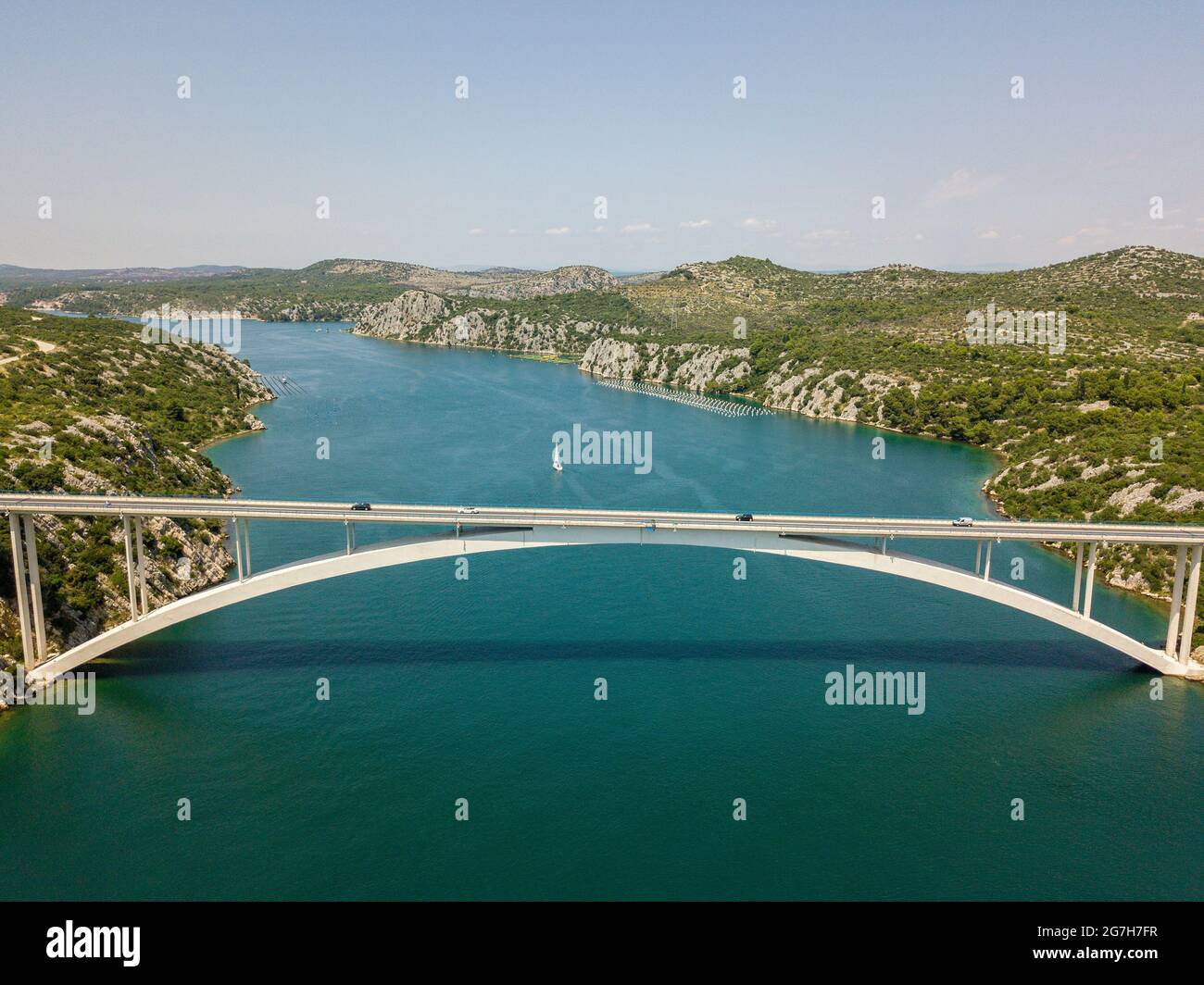 Vista aerea di Sibenski Most, ponte croato. Strada e auto. Sibenski, Croazia. Dalmazia centrale, dove il fiume Krka scorre nel Mare Adriatico Foto Stock