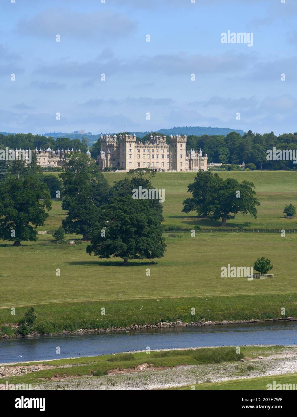 Vista del Castello di Floor dal Castello di Roxburgh con il fiume Tweed in primo piano. Foto Stock