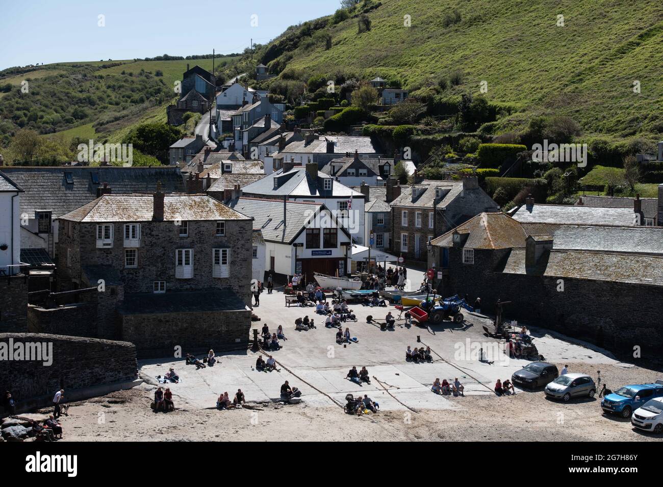 Port Isaac, Cornovaglia, Regno Unito. 25 aprile 2021. Le folle si affollano a Port Isaac in Cornovaglia per godersi il sole del pomeriggio. Foto Stock